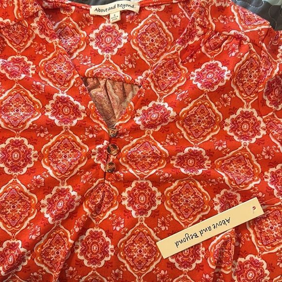 Above and Beyond Boho Short Sleeve Medallion Top Blouse Shirt Small S NWT - Picture 3 of 3